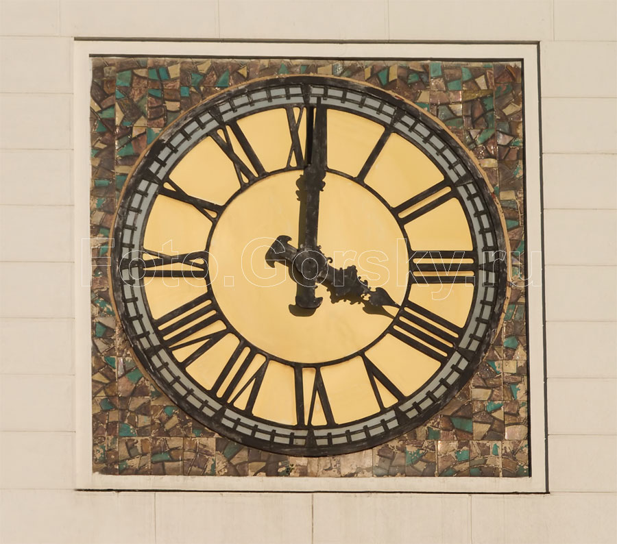 Часы на башне Киевского вокзала в Москве