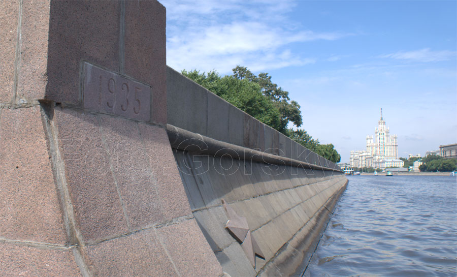 Москва-река, Космодамианская набережная. Вид в сторону высотки на Котельнической набережной. Москва, фотогалерея Город
